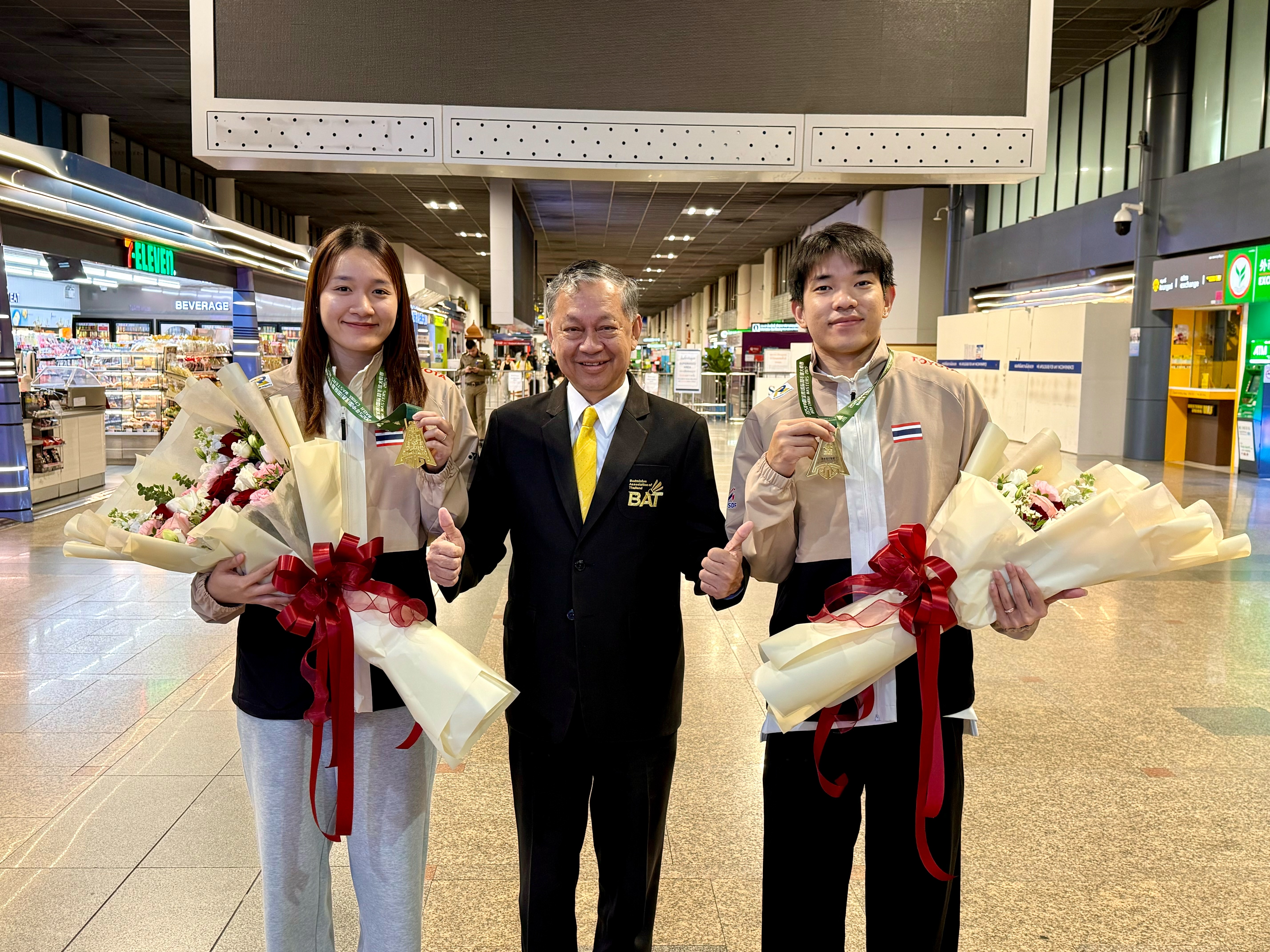 “ไตเติ้ล-มูนา” เดินทางกลับถึงไทย “พิงค์” บินต่อฮ่องกงโอเพ่น