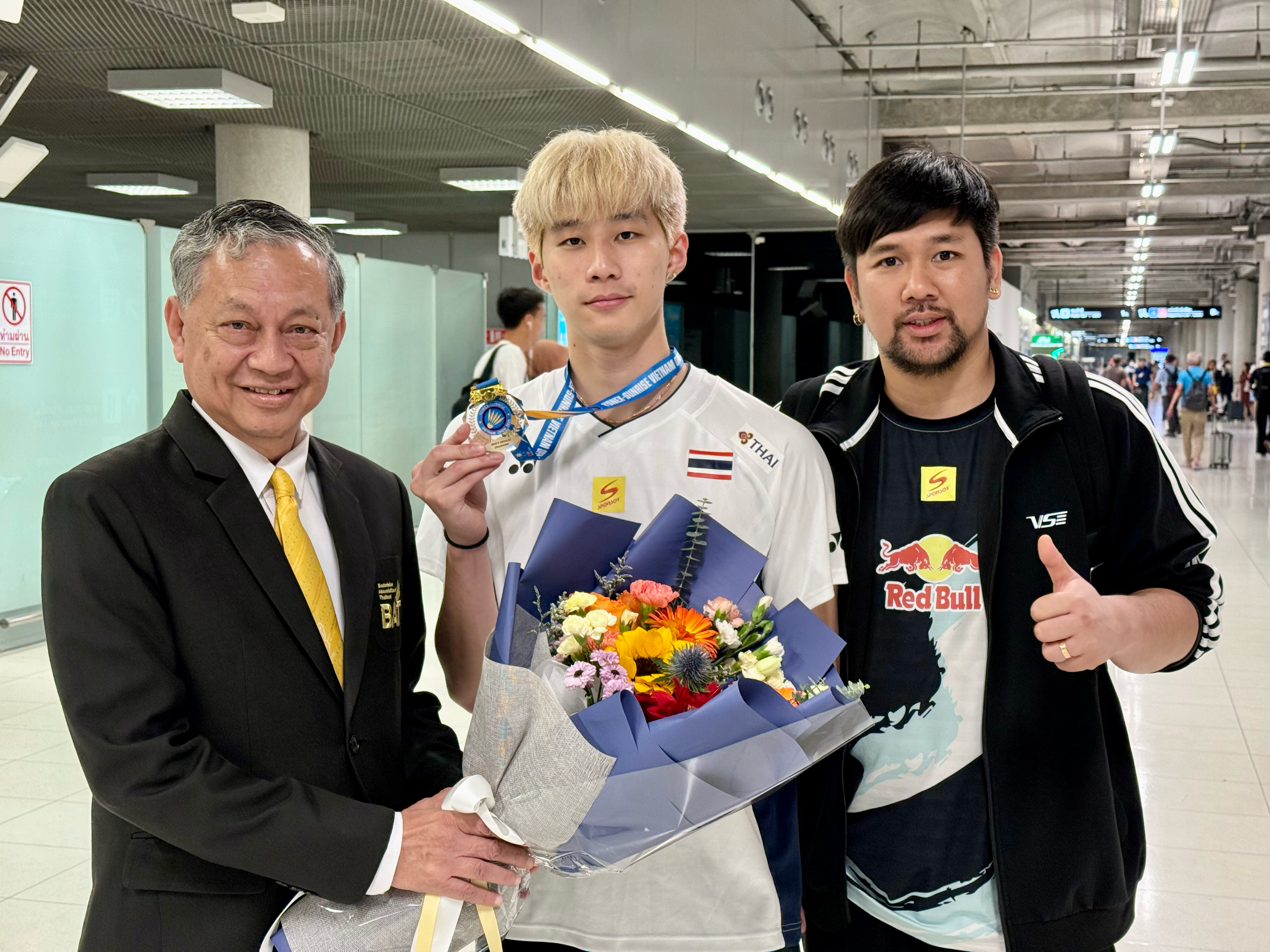 ”อิคคิว” พณิชพล พร้อมโค้ชอาร์ท เดินทางกลับถึงประเทศไทยแล้วเมื่อคืนนี้