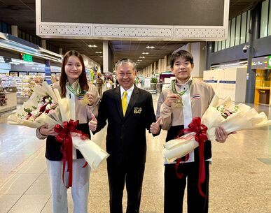 “ไตเติ้ล-มูนา” เดินทางกลับถึงไทย “พิงค์” บินต่อฮ่องกงโอเพ่น